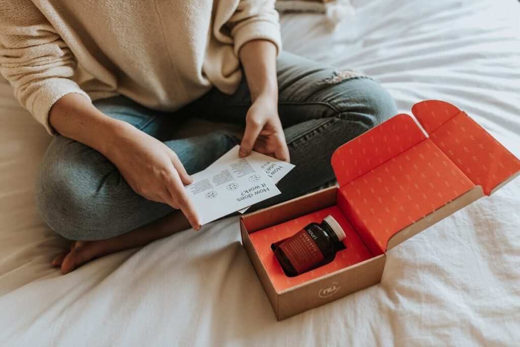 An amber product tub on its box