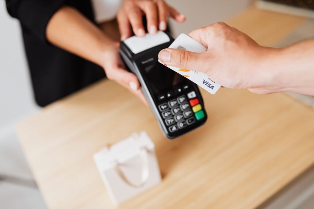 Customer paying cashless with a credit card