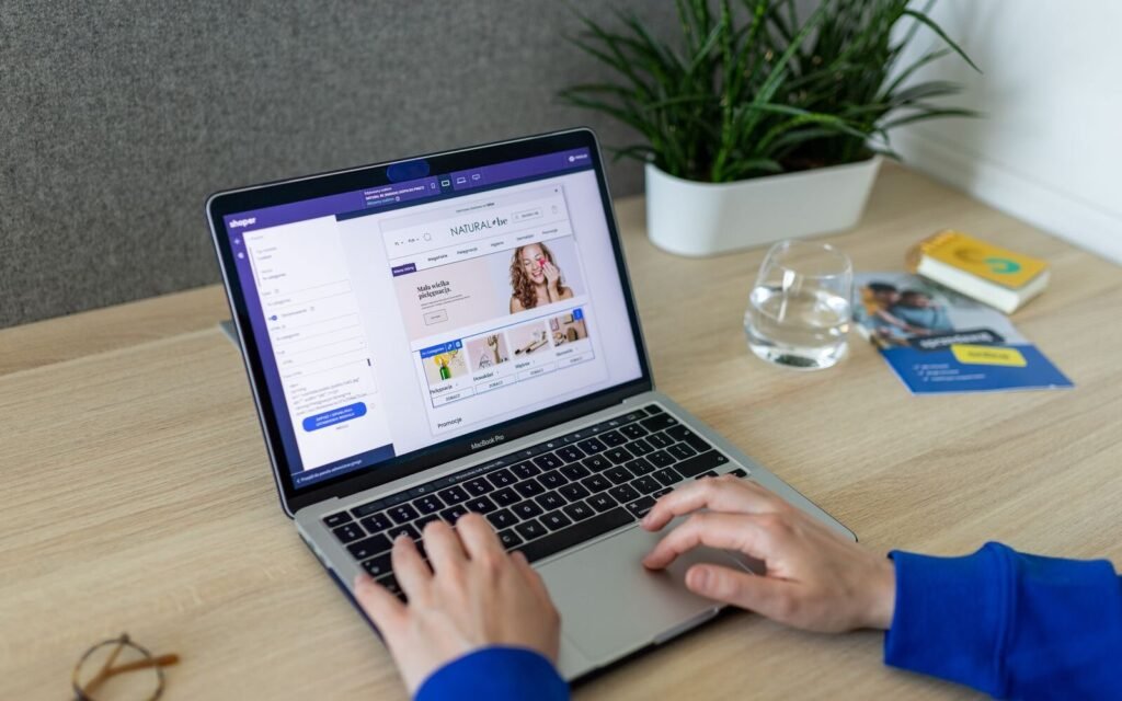 Shopper navigating an online store on a laptop, the sessions a conversion rate is measured across