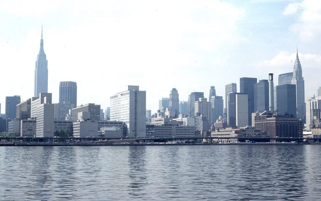 United States city skyline along the waterfront representing the national eCommerce market